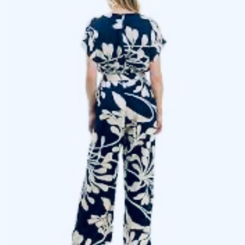 💎💎💙Navy and White Floral Jumpsuit - Picture 5 of 16